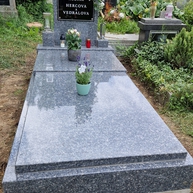 Jednohrob Tiská žula na pomníku skleněná deska-Kamenictví Tošnar