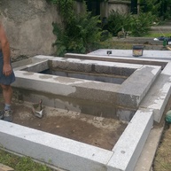 Montáž kamenných dílů hrobky