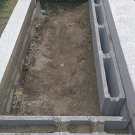 Vystužení základu hrobky ztraceným bedněním