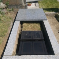 Betonový základ jednohrobu a boxy na urny