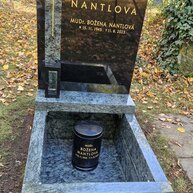 Urnový hrob s žulovým sklepem olive green