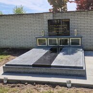 Dvojhrob se skříňkou