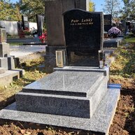 Urnový hrob s chodníky 