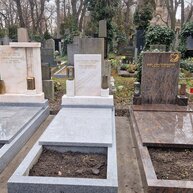 Čtyři jednohroby v řadě Kamenictví Tošnar