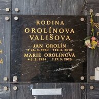 Deska v kolumbární zdi