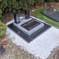 Epitafní hrob pro 4 urny